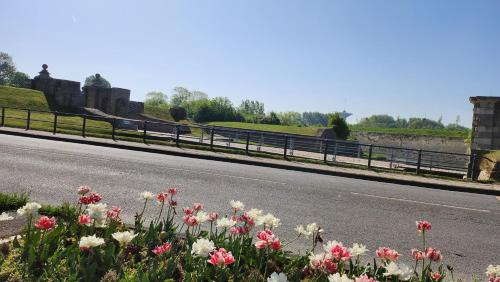 a road with flowers on the side of the road at Appartement à Gravelines in Gravelines