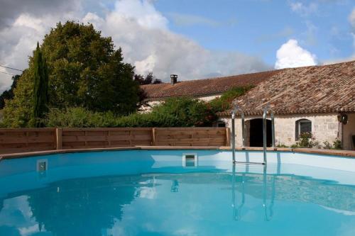 une piscine devant une maison dans l'établissement Gite Guillot - hameau calme 8km de Jonzac, à Nieul-le-Virouil