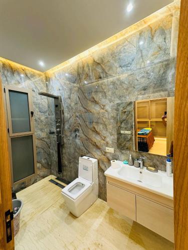 Bilik mandi di Villa Paradise