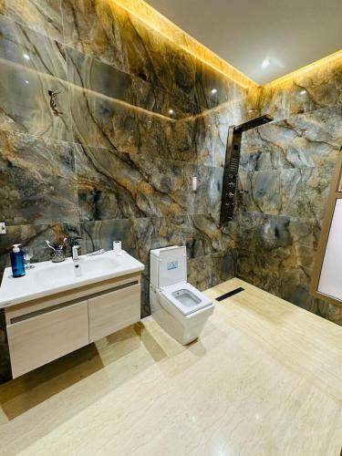 Bilik mandi di Villa Paradise