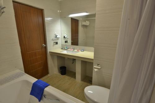 Ett badrum på Serene Valley Hotel