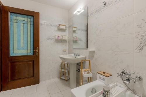 Koupelna v ubytování GuestHost - Elegant Three-Level Apartment