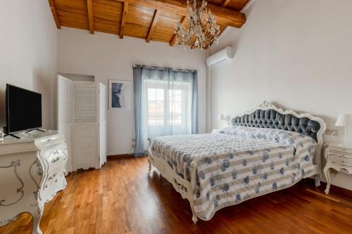 Postel nebo postele na pokoji v ubytování GuestHost - Elegant Three-Level Apartment