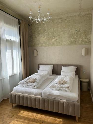 Postel nebo postele na pokoji v ubytování 1901 Apotheker Apartments