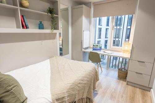 Postel nebo postele na pokoji v ubytování City HideAway