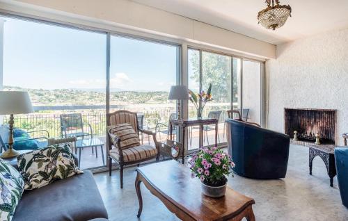 un salon avec un canapé et une cheminée dans l'établissement Gorgeous Home In Vallauris, à Vallauris