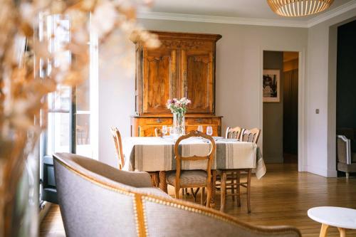 une salle à manger avec une table et des chaises dans l'établissement L'Aneto - Charme Balcon Home-cinema, à Paris