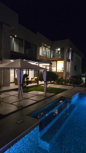 Der Swimmingpool an oder in der Nähe von Di' Wine House Fruška Gora