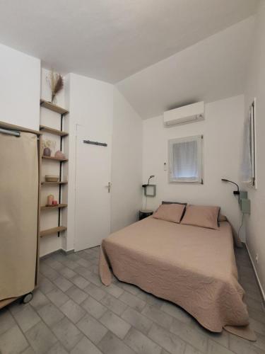 - une chambre avec un lit et un réfrigérateur dans l'établissement Villa 