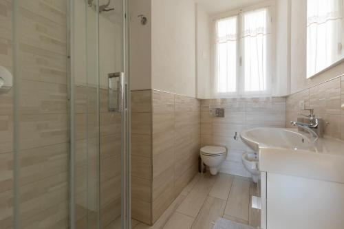 une salle de bain avec une douche, des toilettes et un lavabo dans l'établissement Casa Vista Darsena - HelloElba, à Portoferraio