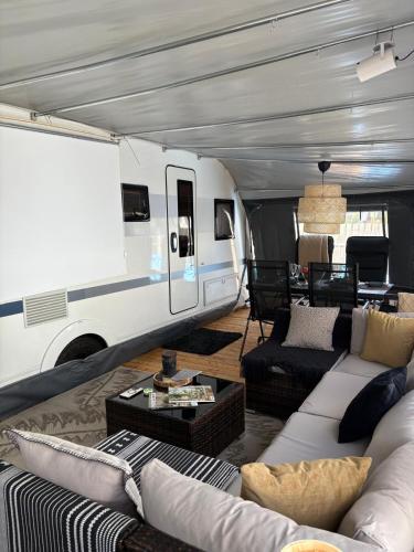 Przyczepa Coco Camp z klimatyzacją w Molo Surf