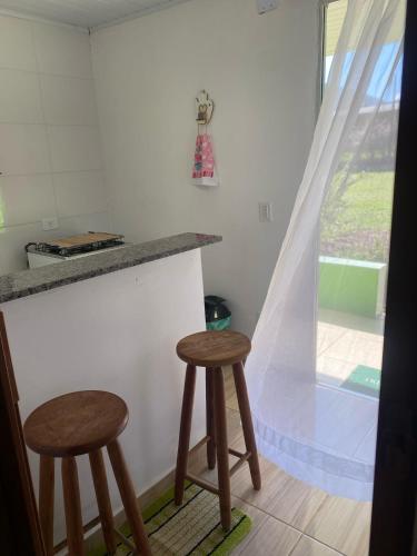 Dapur atau dapur kecil di RECANTO FLORES DA MONTANHA- via fácil ASFALTO, VISTA das Montanhas