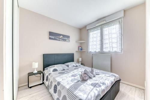une chambre avec un lit et une fenêtre dans l'établissement GuestReady - Comfort & Charm in Lyon’s Heart, à Lyon