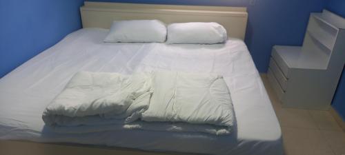 En eller flere senge i et værelse på Sai Apartment