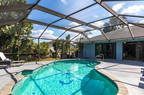 La alberca dentro o cerca de 3BR With HUGE 2k sq ft Lanai & Seasonally Heated Pool