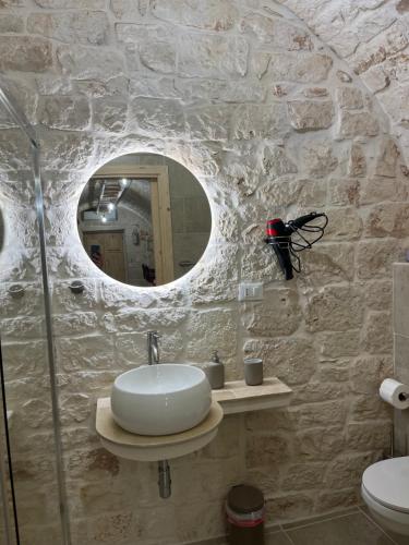 a bathroom with a sink and a mirror at L'arco dei sogni in Ceglie Messapica