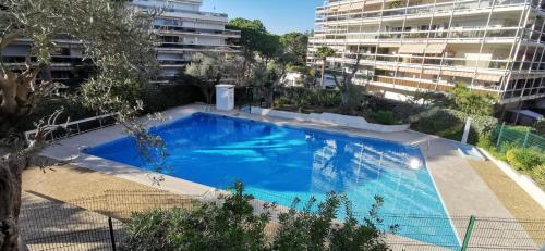 une grande piscine bleue devant un immeuble dans l'établissement Escale en Méditerranée, swimmingpool, terrace,AC, à Antibes