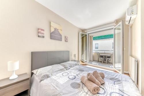 une chambre avec un lit avec deux serviettes dessus dans l'établissement GuestReady - Sleek & Sunny Comfort near the Tram, à Lyon