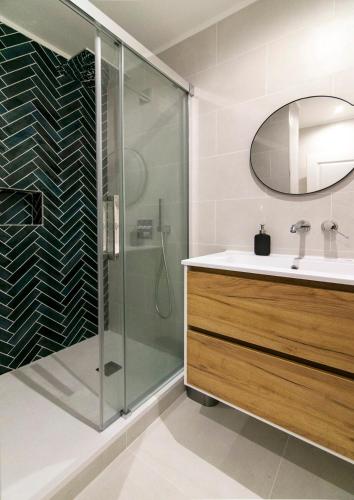 une salle de bain avec douche et lavabo dans l'établissement Suprenant T2 entièrement refait avec gout, à Marseille