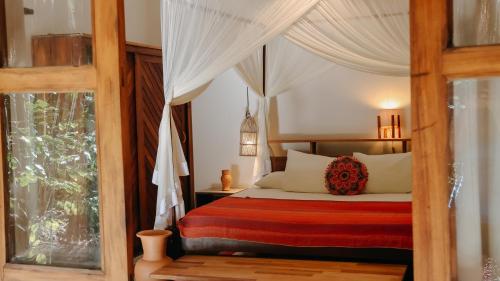 a bedroom with a bed with a canopy at Na Villa dos Algodões in Marau
