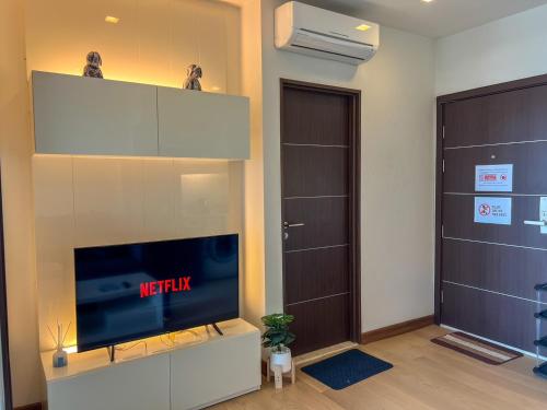 TV o dispositivi per l'intrattenimento presso The Astra Luxury Condo in Town