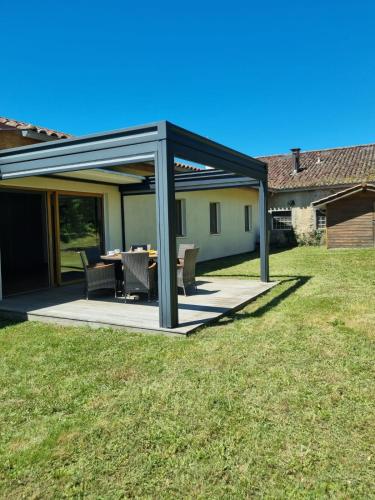 Jolie maison avec jardin et pergola