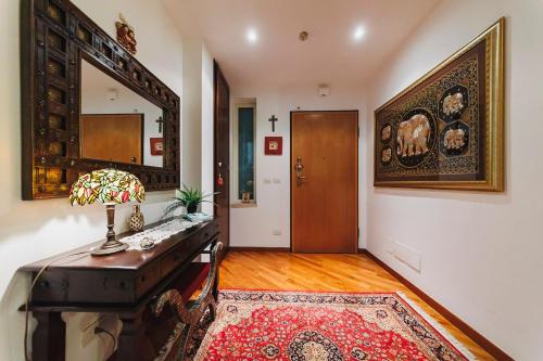 a room with a table with a lamp and a mirror at Villa ElSi, Where Relaxation and Elegance Meet in Valenzano