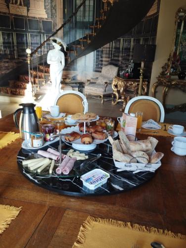 a tray of food on a table with food at Le PALAZZO YES in Woël
