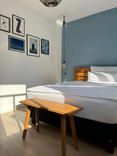 a bedroom with a bed and a wooden table at Backsteinhaus Hanau in Hanau am Main