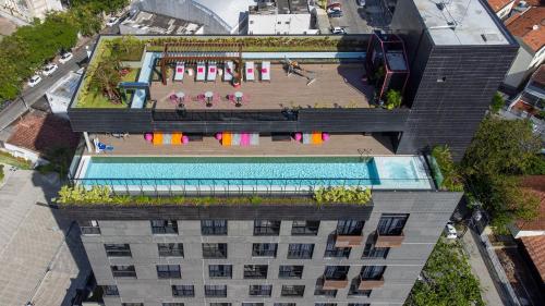 an overhead view of a building with a swimming pool at TOLIVE One Housi Recife by Carpediem in Recife