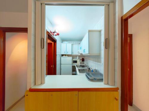 Reina Apartment 150m to Beach with Pool and Balcony near to PortAventura