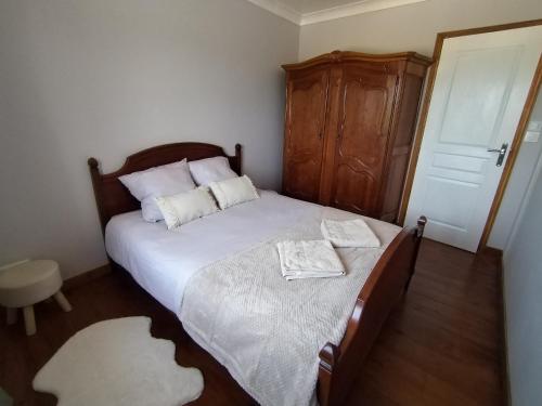 una camera da letto con un letto grande con testiera in legno di Le clos de bourdeilles chambre 3 avec wifi a Brantome en Perigord