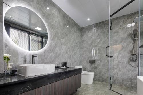 a bathroom with a sink and a mirror at 华山隐泉禅境 山景观星禅修别墅 Hua Shan Hidden Spring Restore Villa in Huayin