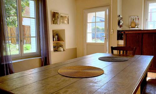 d'une table en bois avec deux matelas au-dessus dans l'établissement La maison de vacances, à Lalizolle