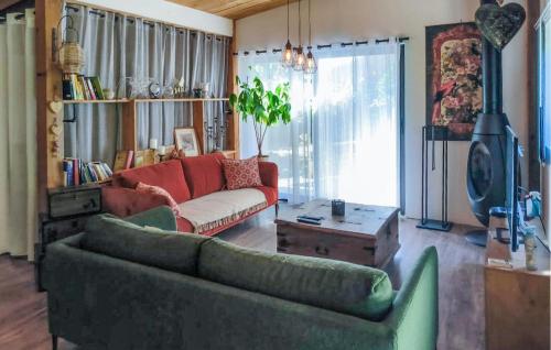 un salon avec un canapé et une table dans l'établissement Cozy Home In Roquemaure, à Roquemaure