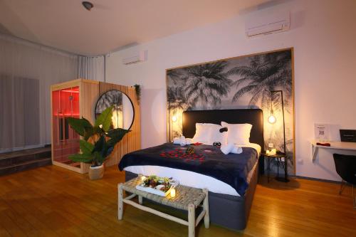 - une chambre avec un lit orné d'une grande peinture murale dans l'établissement expat renting - L'eSPAce d'un Moment - Love room, à Toulouse