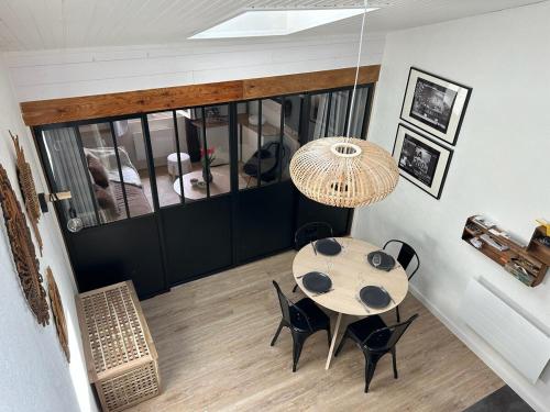 une salle à manger avec une table et des chaises dans l'établissement Charmant appartement au coeur de la ville, à La Rochelle