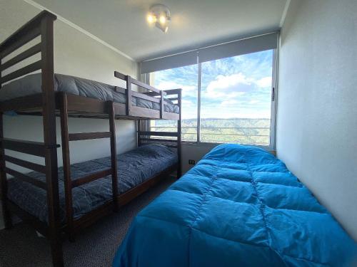 维纳德马Comodo Depto con hermosa vista的一间卧室设有两张双层床和大窗户