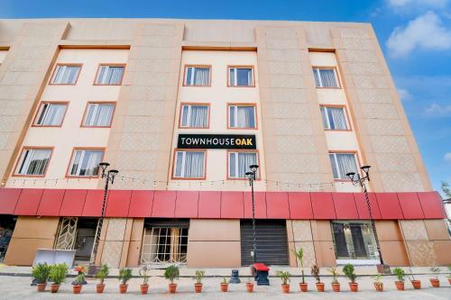 a view of the front of the hotel at Townhouse OAK Nilay Residency in Bhubaneshwar