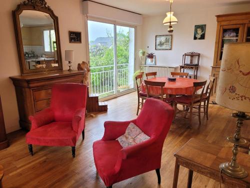 - un salon avec une table, des chaises et un miroir dans l'établissement Maison calme avec jardin fleuri, à Vannes