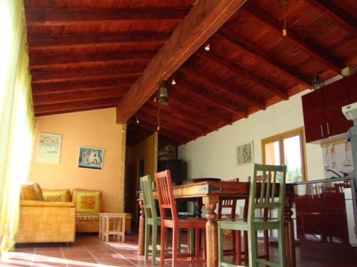 un salon avec une table et des chaises en bois dans l'établissement Canigou Gites big pool sleeps many, à La Bastide