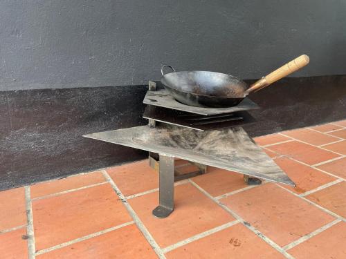 a frying pan on a table with a pan on it at Cabaña Morada Rachusiju para relajarte y descansar in Tabio