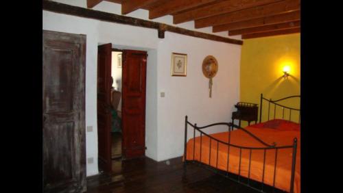 Ένα ή περισσότερα κρεβάτια σε δωμάτιο στο Canigou Gites big pool sleeps many