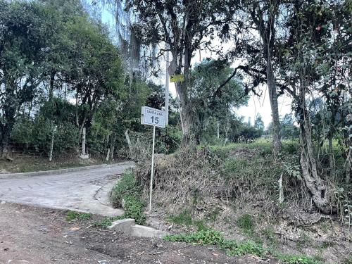 a street sign on the side of a road at Cabaña Morada Rachusiju para relajarte y descansar in Tabio