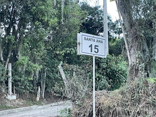 a speed limit sign on the side of a road at Cabaña Morada Rachusiju para relajarte y descansar in Tabio