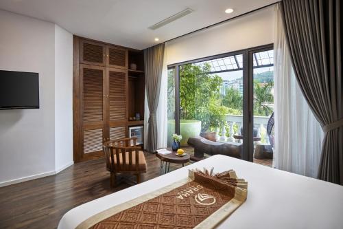 Postel nebo postele na pokoji v ubytování Draha In Halong - Refined Retreat - The Aussie Choice