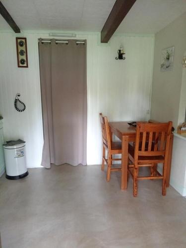 une salle à manger avec une table et deux chaises dans l'établissement Gîte insolite de L'Escouriou, à Villefranche-Sur-Cher