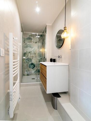 une salle de bain avec un lavabo blanc et une douche dans l'établissement Incredible T2 - La plaine - Very well located, à Marseille