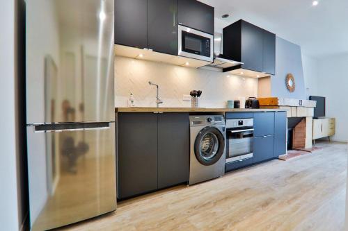 une cuisine avec un lave-linge et un lave-linge dans l'établissement Incredible T2 - La plaine - Very well located, à Marseille