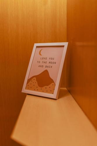 a sign sitting on top of a shelf at Honeydew Cottage in camp Terme Čatež in Čatež ob Savi
